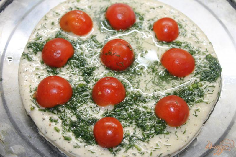 Фото приготовление рецепта: Фокачча с зеленым соусом, помидорами черри и оливками шаг №3