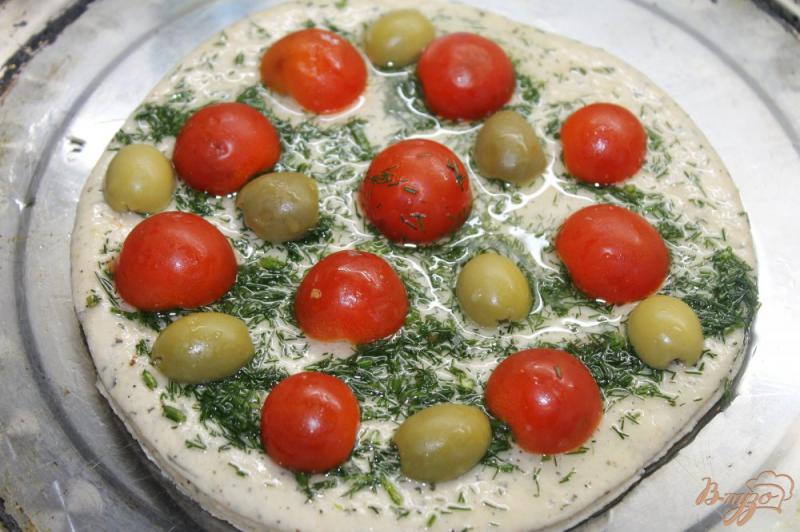Фото приготовление рецепта: Фокачча с зеленым соусом, помидорами черри и оливками шаг №4