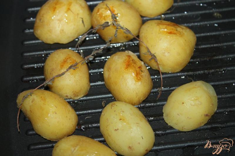 Фото приготовление рецепта: Молодой картофель с травами на сковороде гриль шаг №4