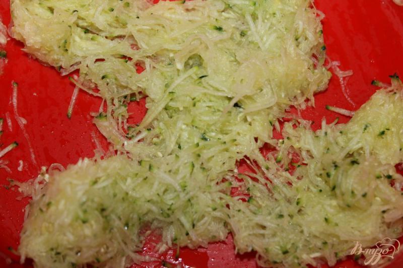 Фото приготовление рецепта: Тонкие кабачковые оладьи с грибами шаг №1