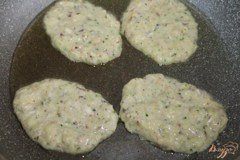 Фото приготовление рецепта: Тонкие кабачковые оладьи с грибами шаг №4