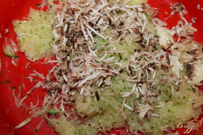 Фото приготовление рецепта: Тонкие кабачковые оладьи с грибами шаг №2