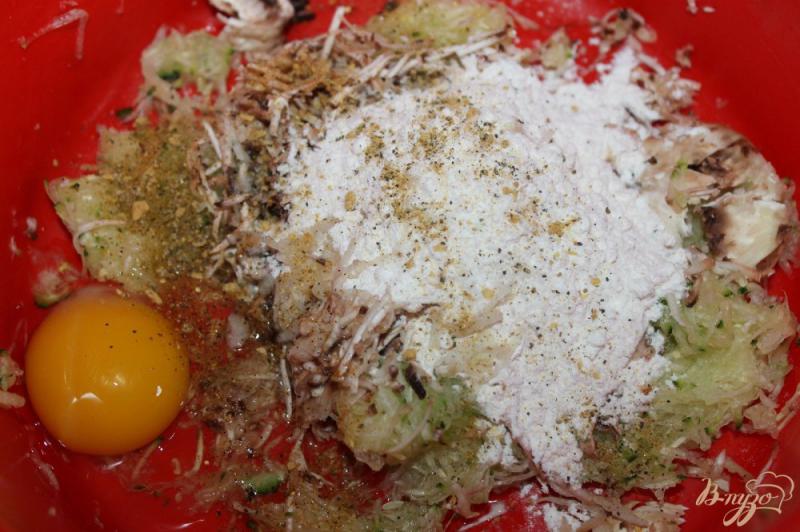 Фото приготовление рецепта: Тонкие кабачковые оладьи с грибами шаг №3