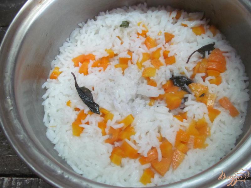 Фото приготовление рецепта: Рис с баклажаном и морковью шаг №3