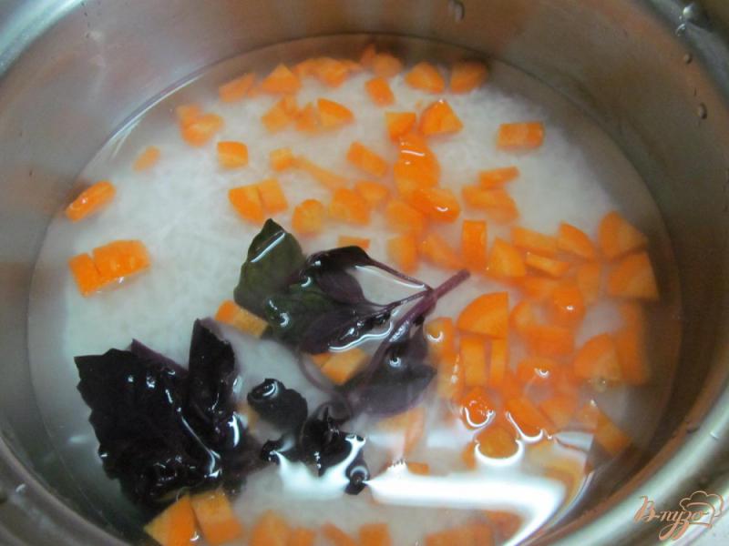 Фото приготовление рецепта: Рис с баклажаном и морковью шаг №1