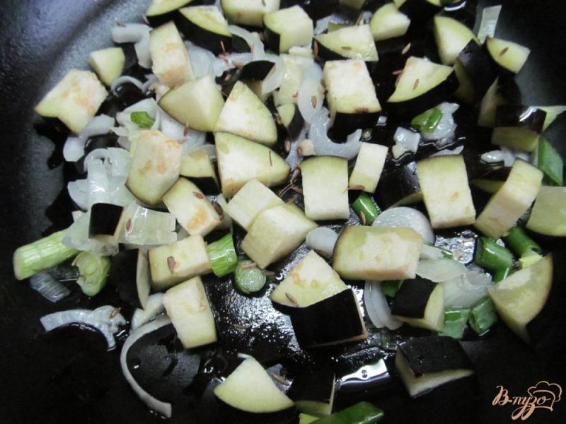 Фото приготовление рецепта: Рис с баклажаном и морковью шаг №2