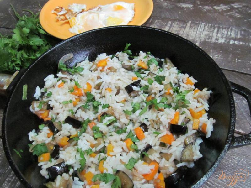 Фото приготовление рецепта: Рис с баклажаном и морковью шаг №4