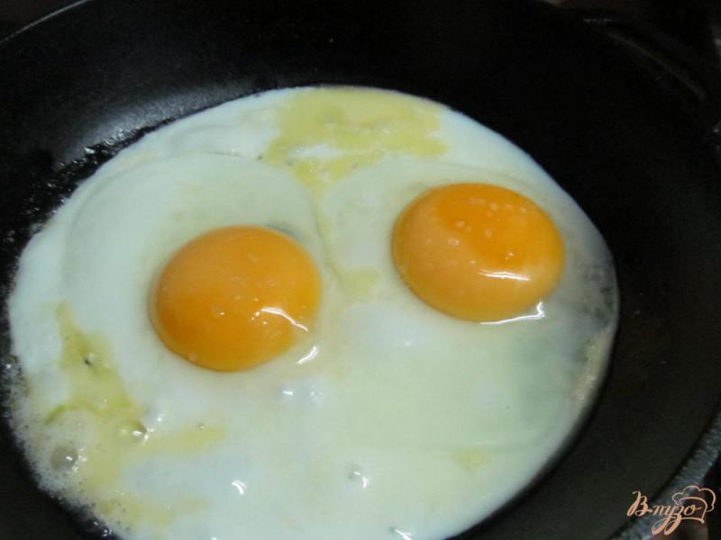 Фото приготовление рецепта: Яйца под масляным соусом  с  йогуртом шаг №3