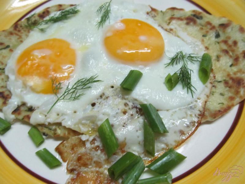 Фото приготовление рецепта: Яйца под масляным соусом  с  йогуртом шаг №4