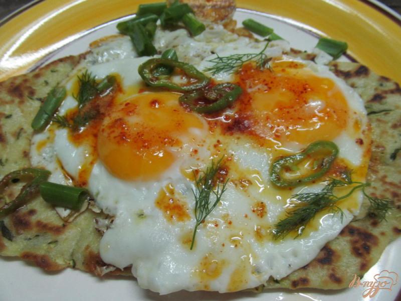 Фото приготовление рецепта: Яйца под масляным соусом  с  йогуртом шаг №7