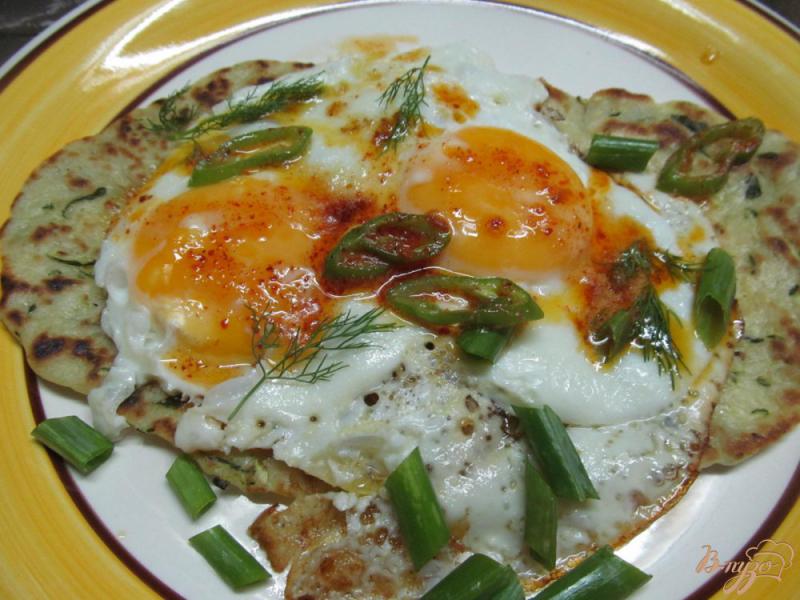 Фото приготовление рецепта: Яйца под масляным соусом  с  йогуртом шаг №6