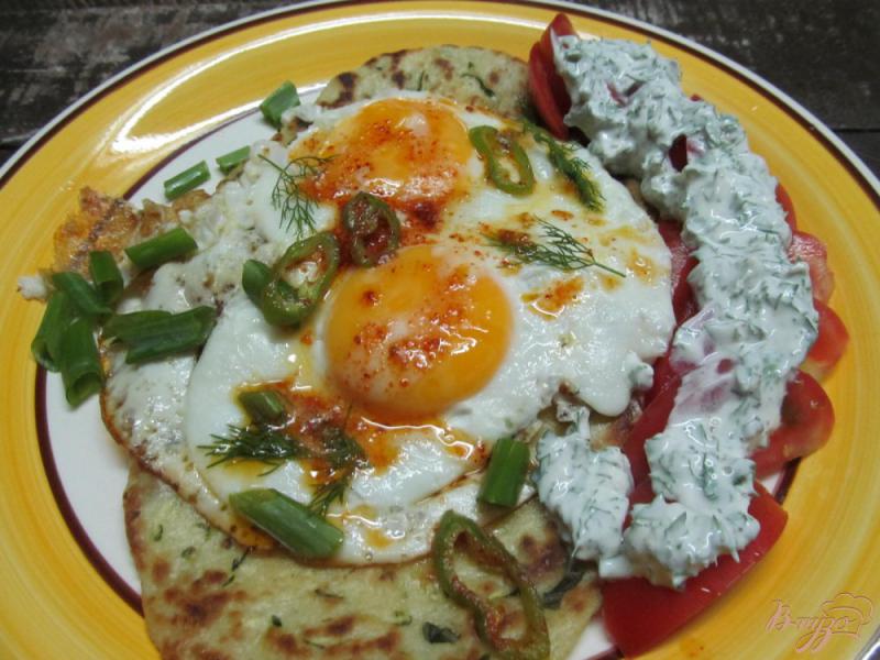 Фото приготовление рецепта: Яйца под масляным соусом  с  йогуртом шаг №8