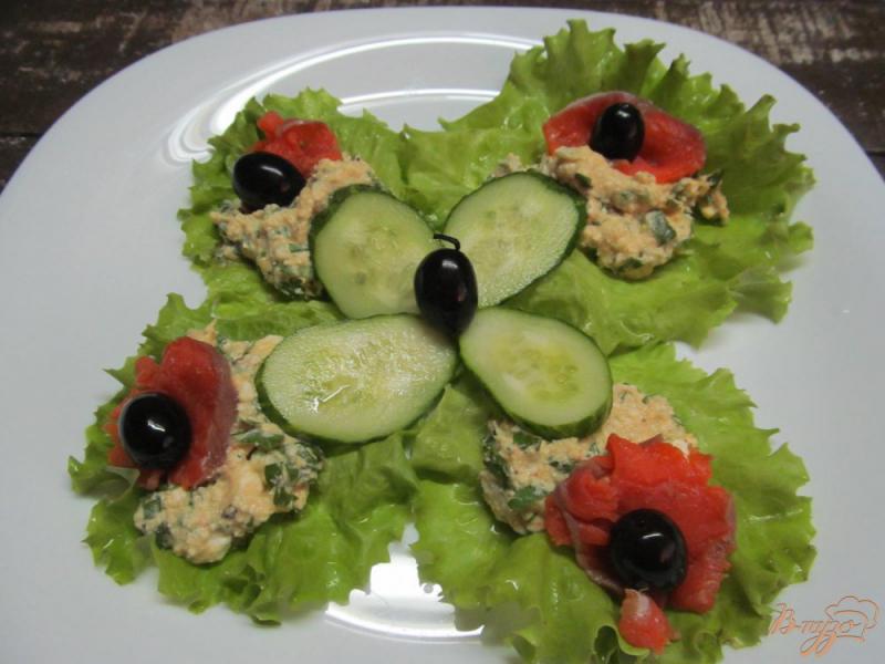 Фото приготовление рецепта: Бутерброды на листьях салаты из рыбы шаг №3