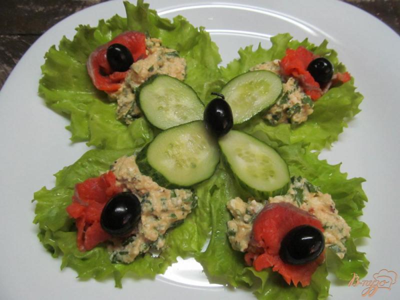 Фото приготовление рецепта: Бутерброды на листьях салаты из рыбы шаг №4