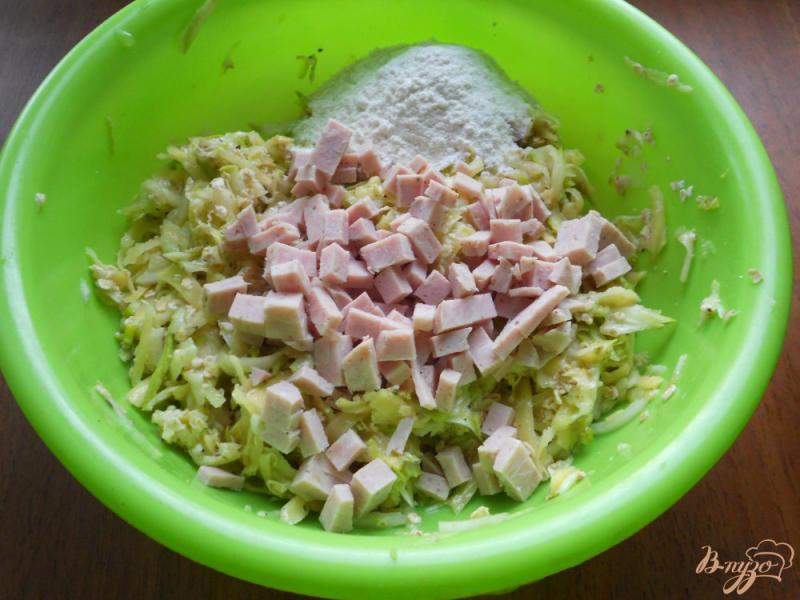 Фото приготовление рецепта: Котлеты из кабачков и картофеля с овсянкой и колбасой шаг №3