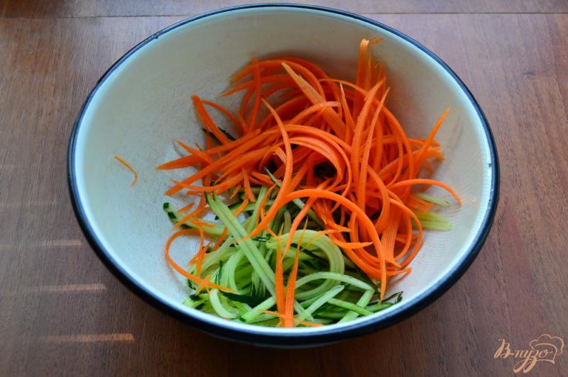 Фото приготовление рецепта: Салат из свежего огурца и моркови шаг №1