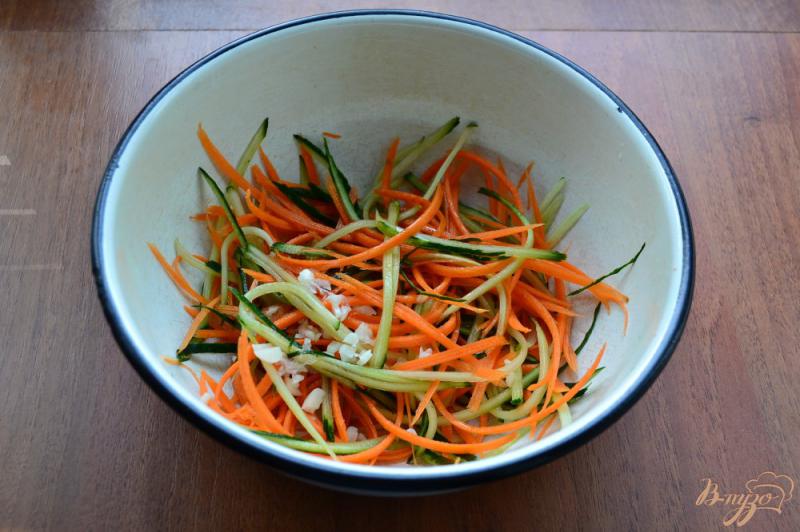 Фото приготовление рецепта: Салат из свежего огурца и моркови шаг №2