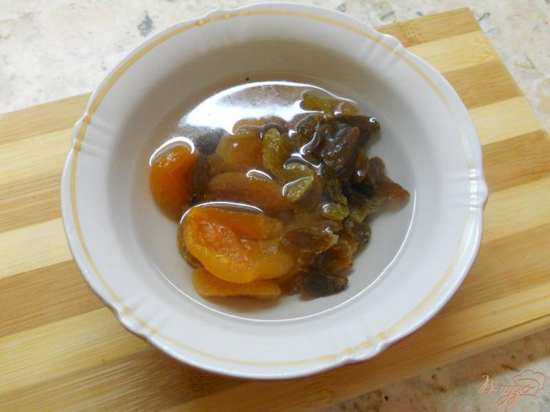 Фото приготовление рецепта: Творожный десерт с карамельным соусом и орехами шаг №1