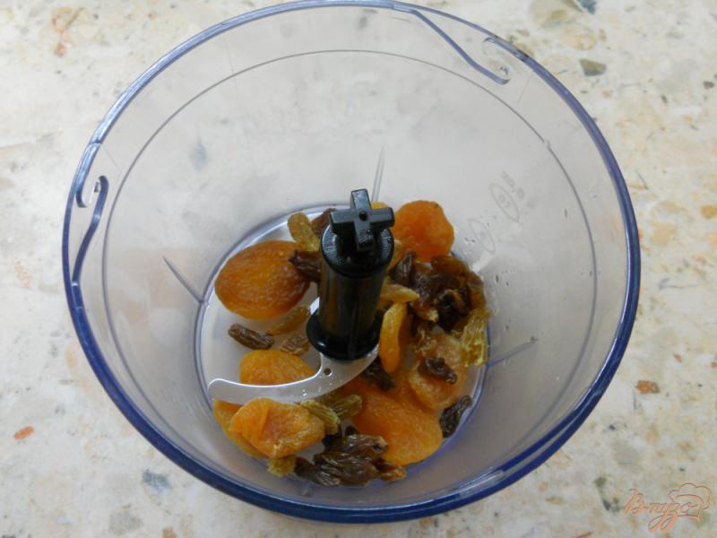 Фото приготовление рецепта: Творожный десерт с карамельным соусом и орехами шаг №2