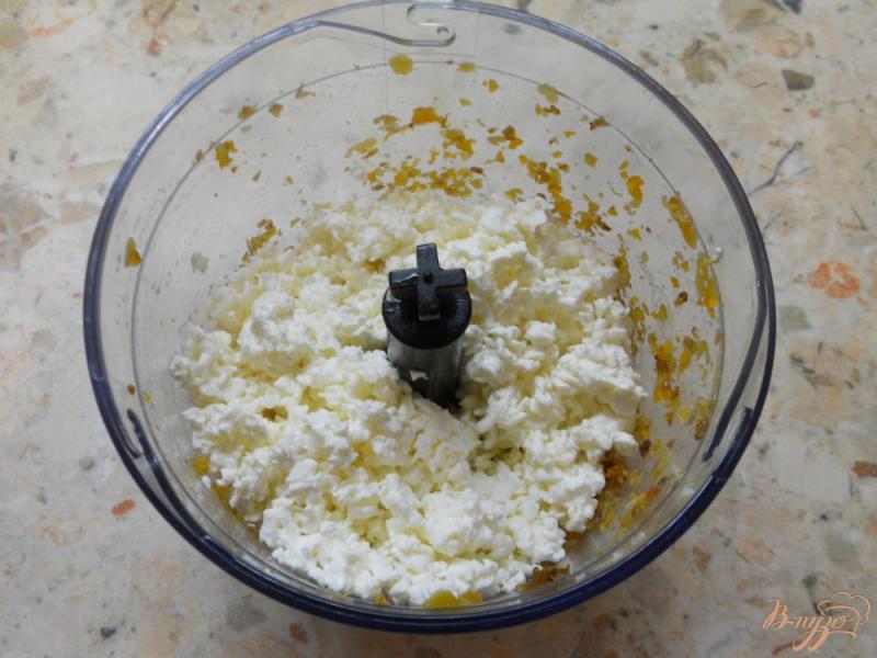 Фото приготовление рецепта: Творожный десерт с карамельным соусом и орехами шаг №4