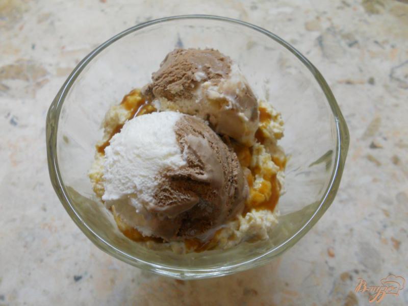 Фото приготовление рецепта: Творожный десерт с карамельным соусом и орехами шаг №7