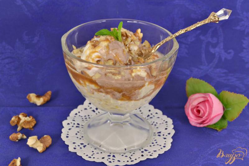Фото приготовление рецепта: Творожный десерт с карамельным соусом и орехами шаг №8