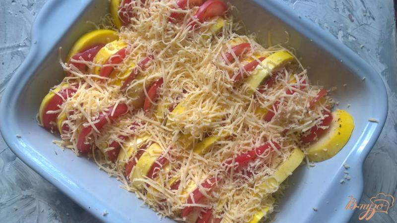 Фото приготовление рецепта: Цуккини запеченные с помидорами под сыром шаг №5