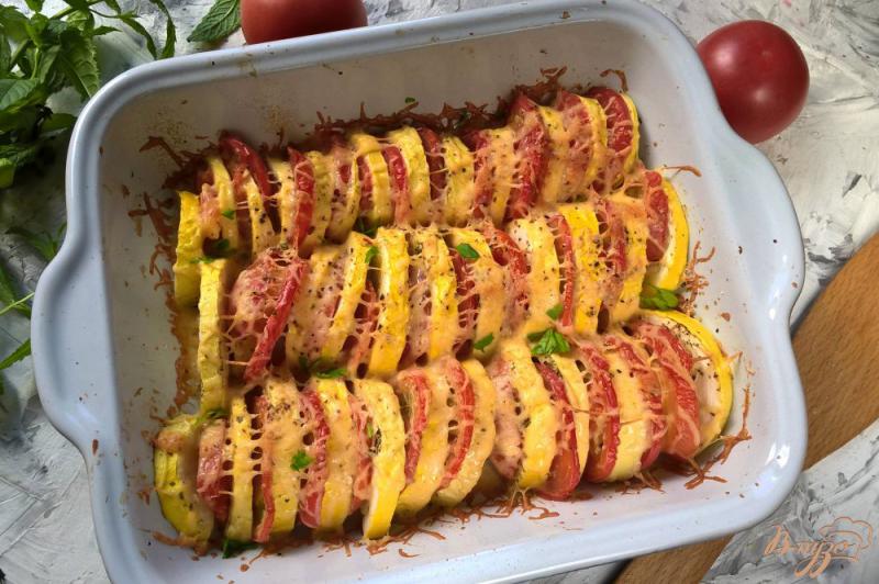 Фото приготовление рецепта: Цуккини запеченные с помидорами под сыром шаг №6
