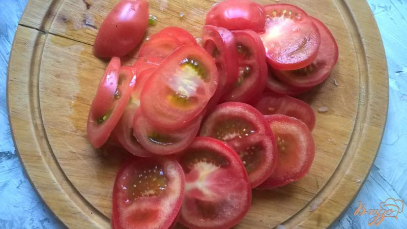 Фото приготовление рецепта: Цуккини запеченные с помидорами под сыром шаг №3