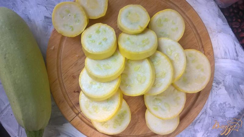 Фото приготовление рецепта: Цуккини запеченные с помидорами под сыром шаг №1