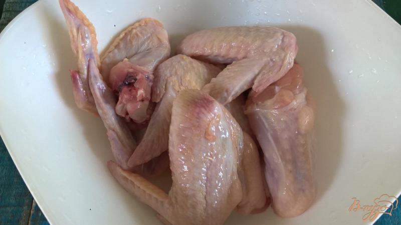 Фото приготовление рецепта: Куриные крылышки с чесноком и соевым соусом шаг №1