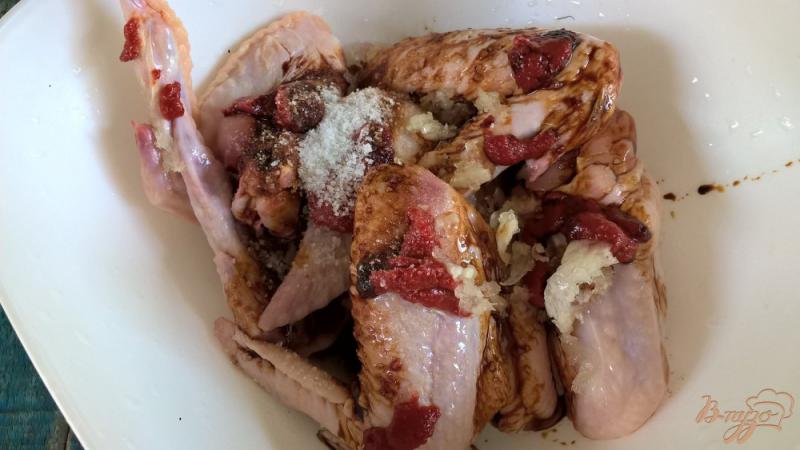Фото приготовление рецепта: Куриные крылышки с чесноком и соевым соусом шаг №2
