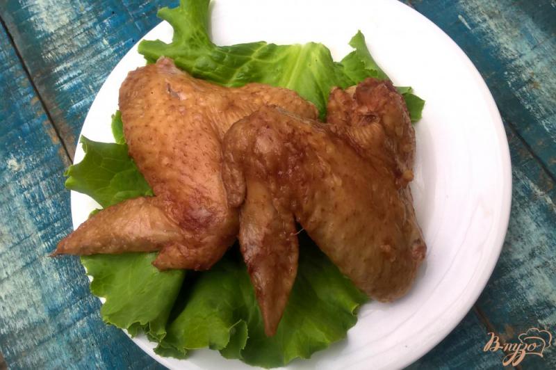 Фото приготовление рецепта: Куриные крылышки с чесноком и соевым соусом шаг №3