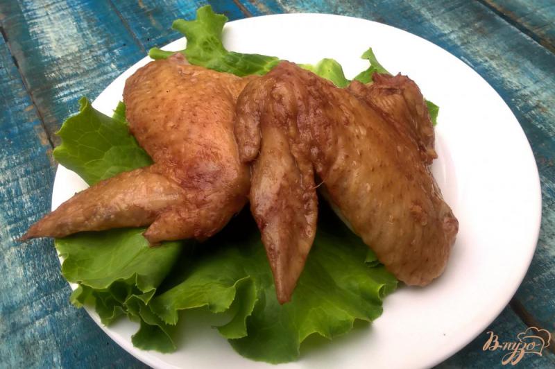 Фото приготовление рецепта: Куриные крылышки с чесноком и соевым соусом шаг №4