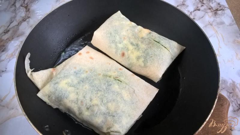 Фото приготовление рецепта: Конвертики из лаваша с творогом и зеленью шаг №4
