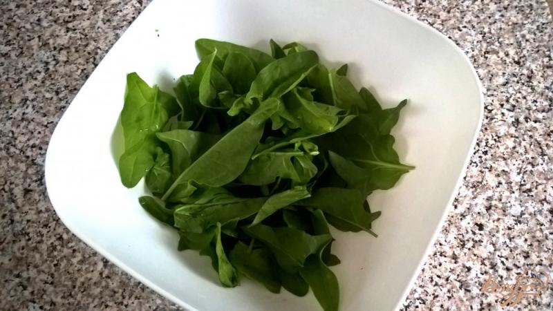Фото приготовление рецепта: Салат с индюшиными сердечками и шпинатом шаг №1