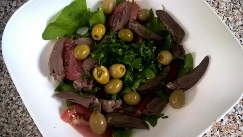 Фото приготовление рецепта: Салат с индюшиными сердечками и шпинатом шаг №4