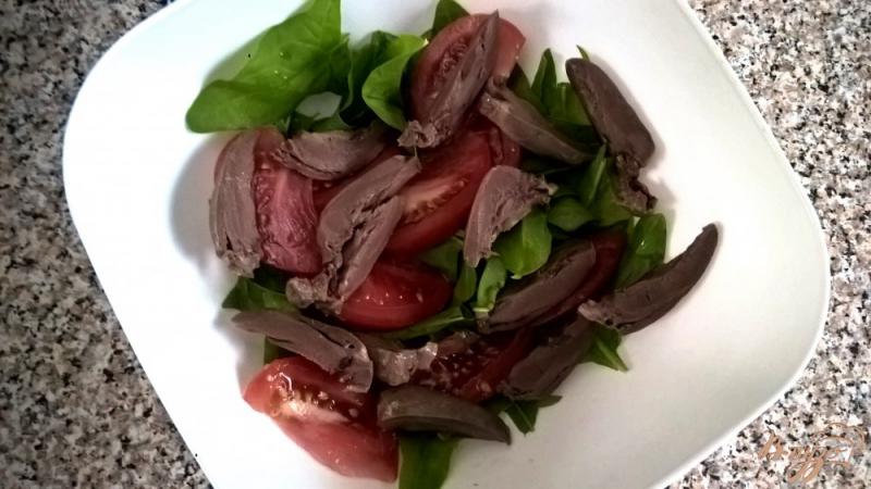 Фото приготовление рецепта: Салат с индюшиными сердечками и шпинатом шаг №3
