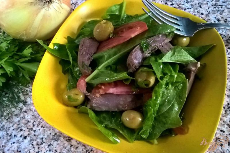 Фото приготовление рецепта: Салат с индюшиными сердечками и шпинатом шаг №5