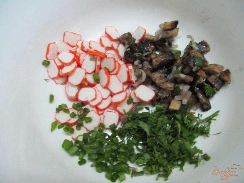 Фото приготовление рецепта: Грибной салат с крабовыми палочками шаг №2
