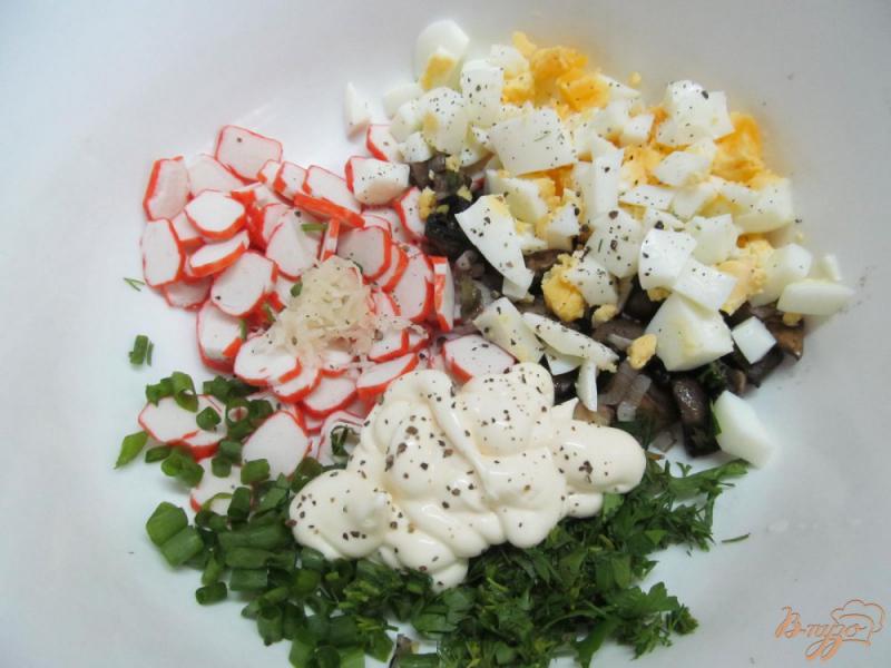 Фото приготовление рецепта: Грибной салат с крабовыми палочками шаг №3