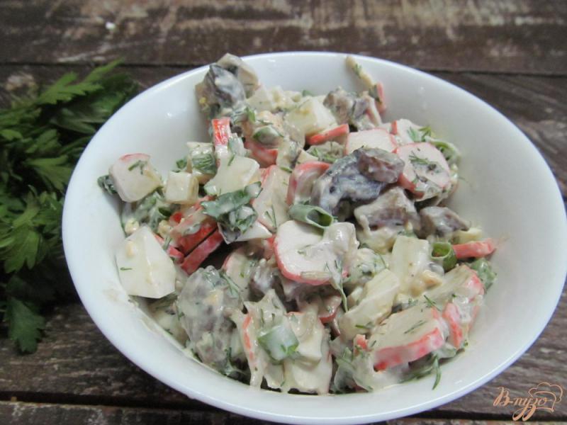 Фото приготовление рецепта: Грибной салат с крабовыми палочками шаг №4