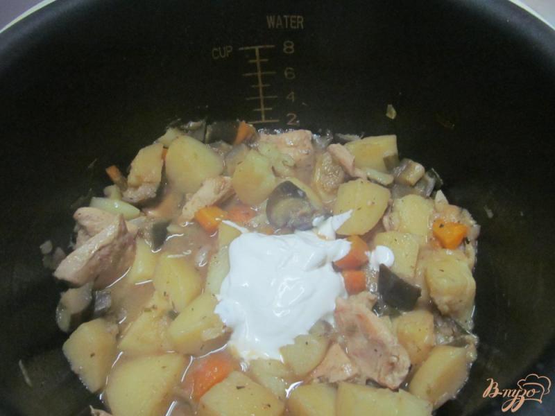 Фото приготовление рецепта: Тушеная курица с баклажаном и картофелем в мультиварке шаг №5