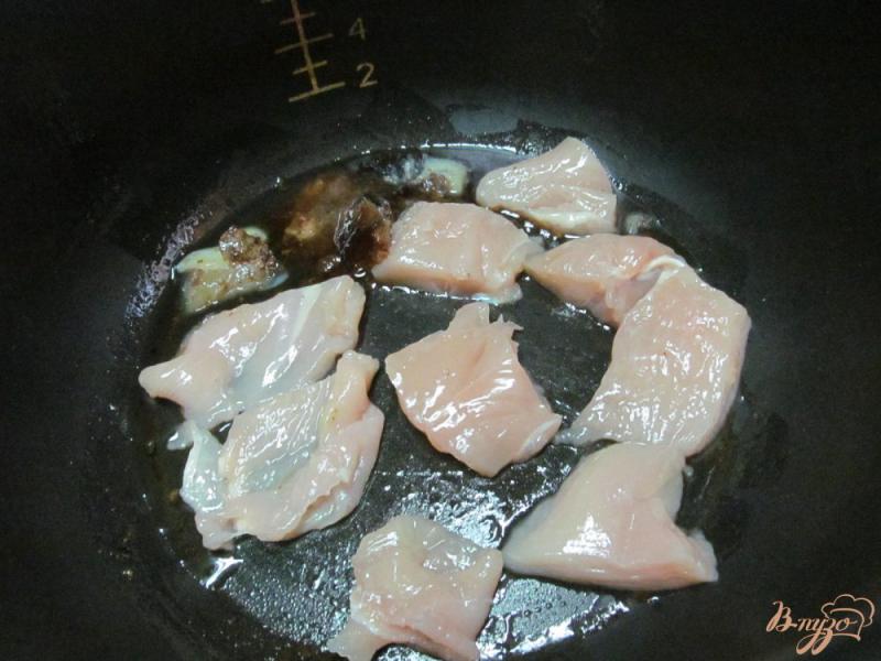 Фото приготовление рецепта: Тушеная курица с баклажаном и картофелем в мультиварке шаг №1