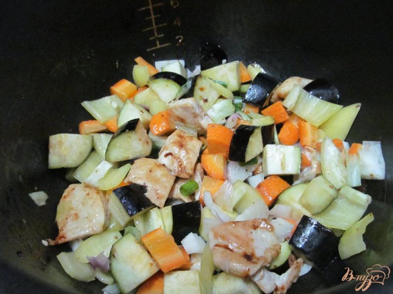 Фото приготовление рецепта: Тушеная курица с баклажаном и картофелем в мультиварке шаг №3