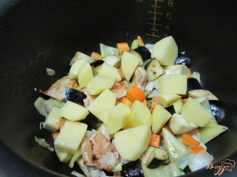 Фото приготовление рецепта: Тушеная курица с баклажаном и картофелем в мультиварке шаг №4