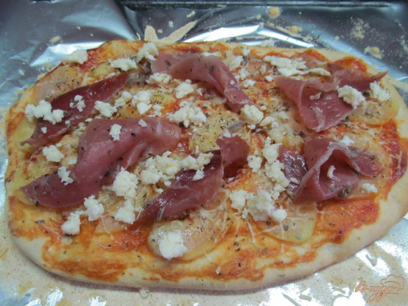 Фото приготовление рецепта: Пицца с хамоном и картошкой шаг №7