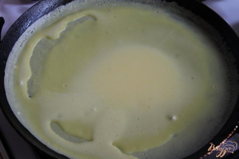 Фото приготовление рецепта: Блины с шоколадной крошкой, смородиной и сгущенным молоком шаг №2