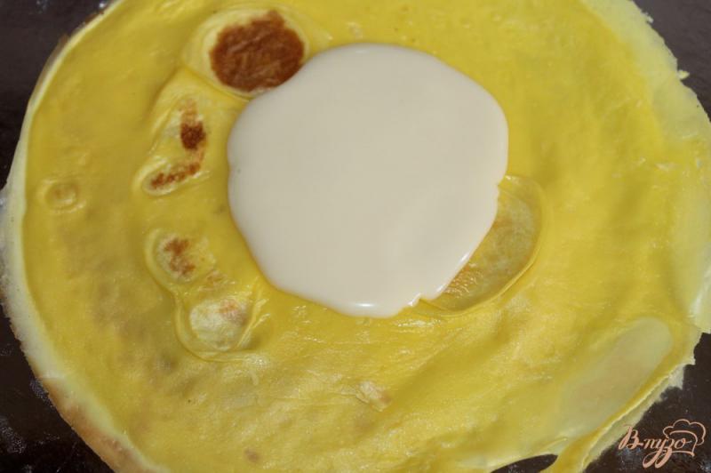 Фото приготовление рецепта: Блины с шоколадной крошкой, смородиной и сгущенным молоком шаг №3