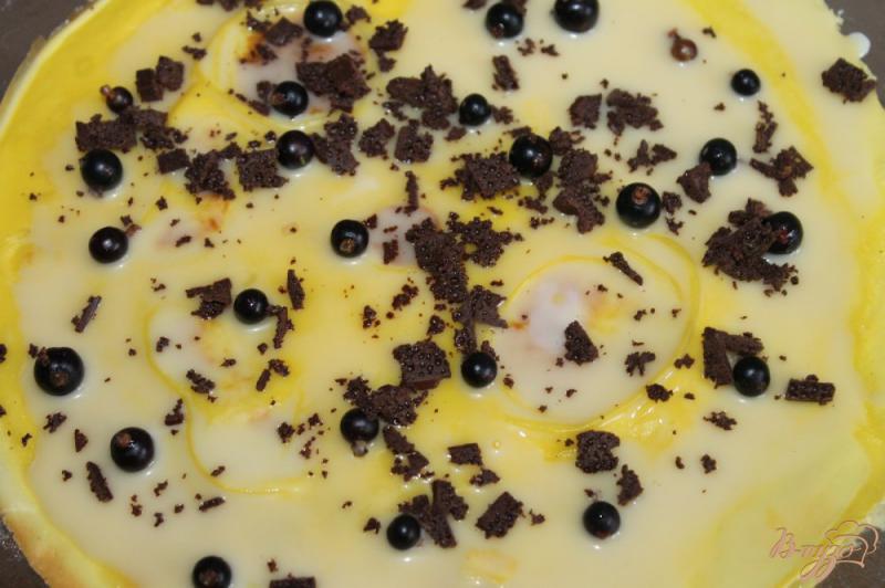 Фото приготовление рецепта: Блины с шоколадной крошкой, смородиной и сгущенным молоком шаг №4